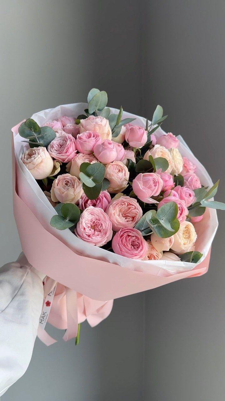 Corporate meeting room with precisely timed florals that maintain elegance through the workday